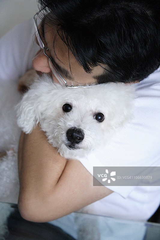 男人拥抱狗图片素材