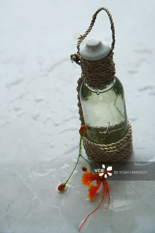 鲜花与按摩精油瓶特写图片素材