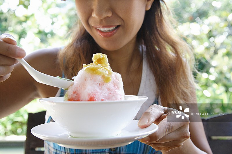 女人吃亚洲刨冰图片素材