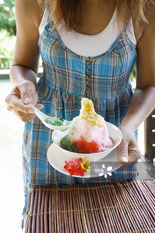 女人手捧一碗亚洲风味刨冰图片素材