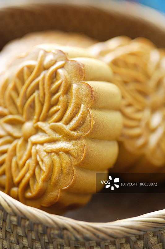 竹篮里的中国月饼特写图片素材