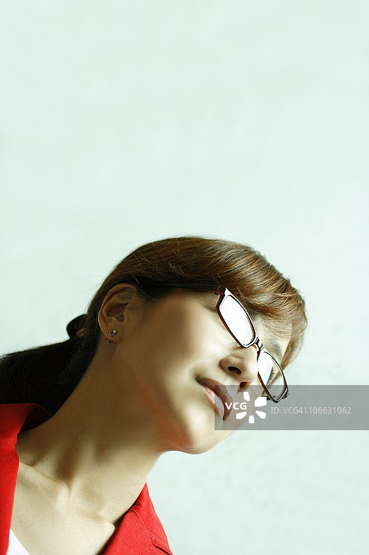 女人的仰视视角图片素材
