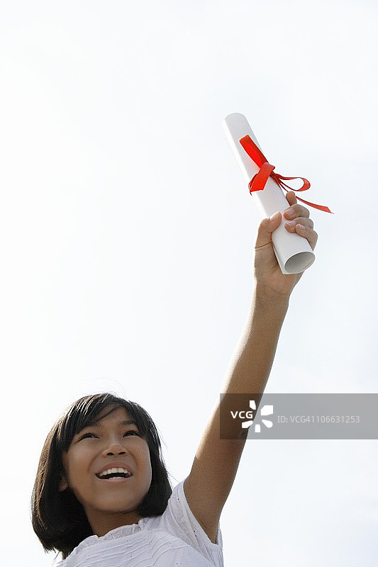 女孩手持文凭微笑图片素材