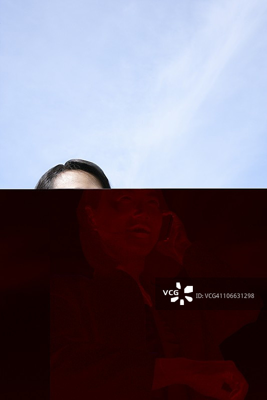 女商人正在用手机通话图片素材