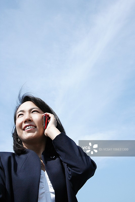 女商人正在用手机通话图片素材