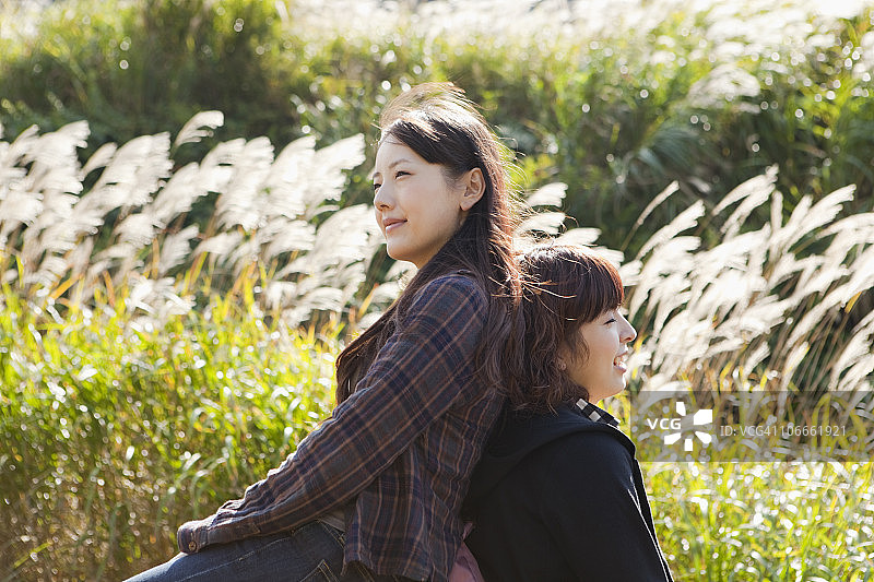 年轻女性和芒草草地图片素材