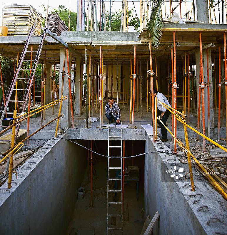 建筑师和土木工程师在建筑工地上图片素材