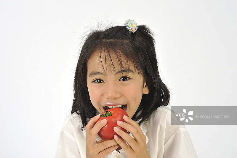 吃番茄的女孩图片素材