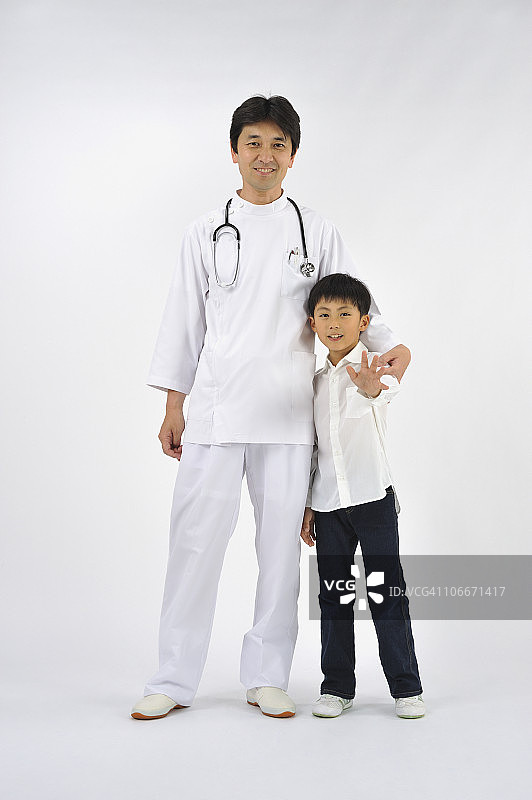 男医生与男孩图片素材
