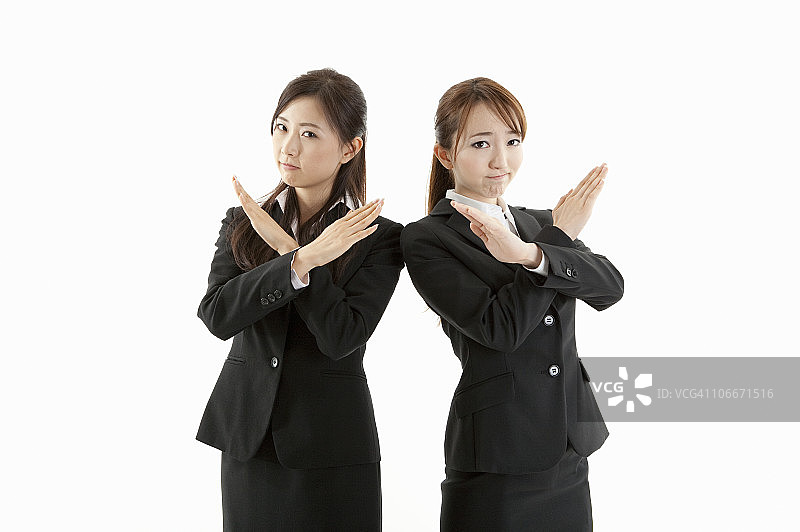两位女商人交叉双臂站立图片素材