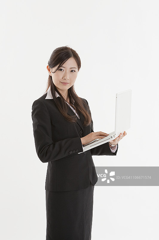 女商人拿着笔记本电脑图片素材