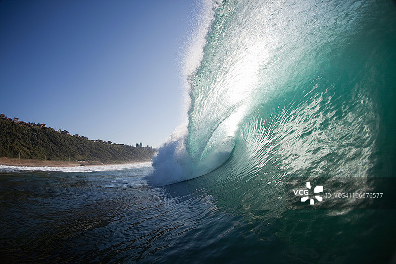 南非夸祖鲁-纳塔尔省德班布莱顿海滩的巨浪特写图片素材