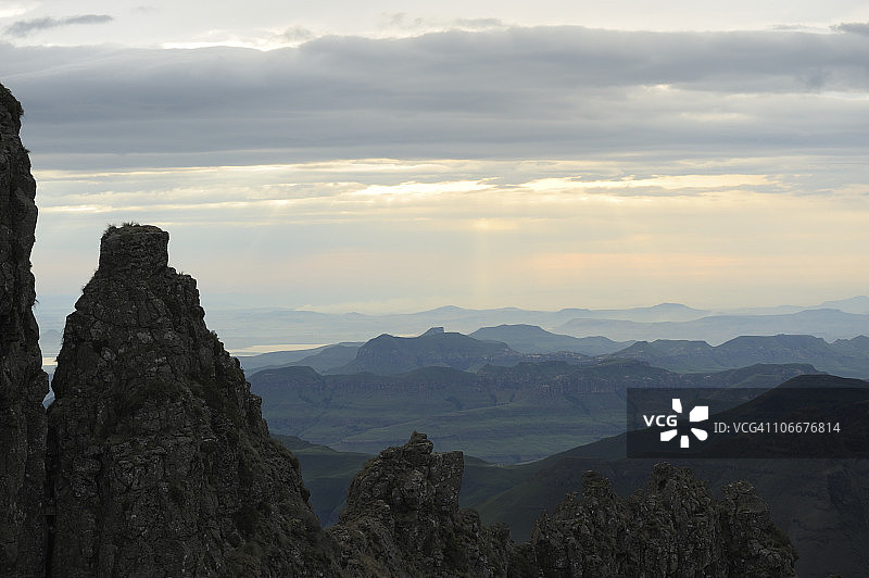 德拉肯斯堡乌卡兰巴国家公园山脉岩石山脊云雾景观（南非夸祖鲁-纳塔尔皇家纳塔尔）图片素材