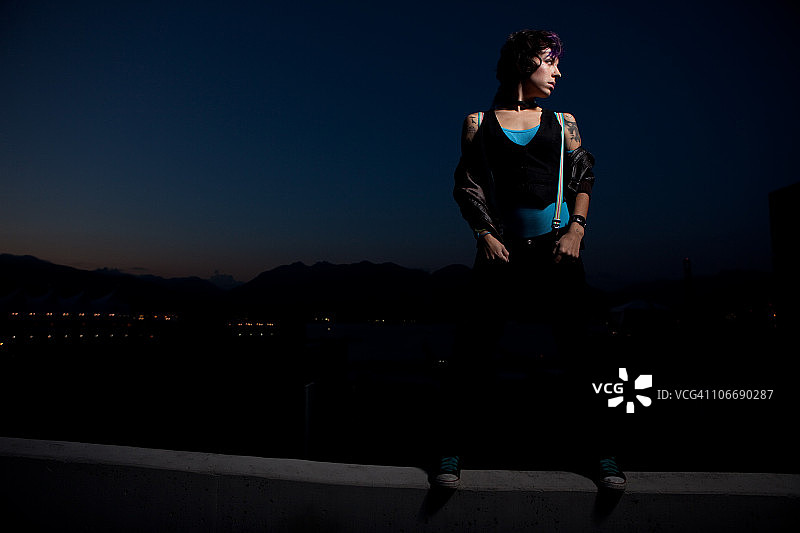 穿着蓝色背心的紫发女人图片素材