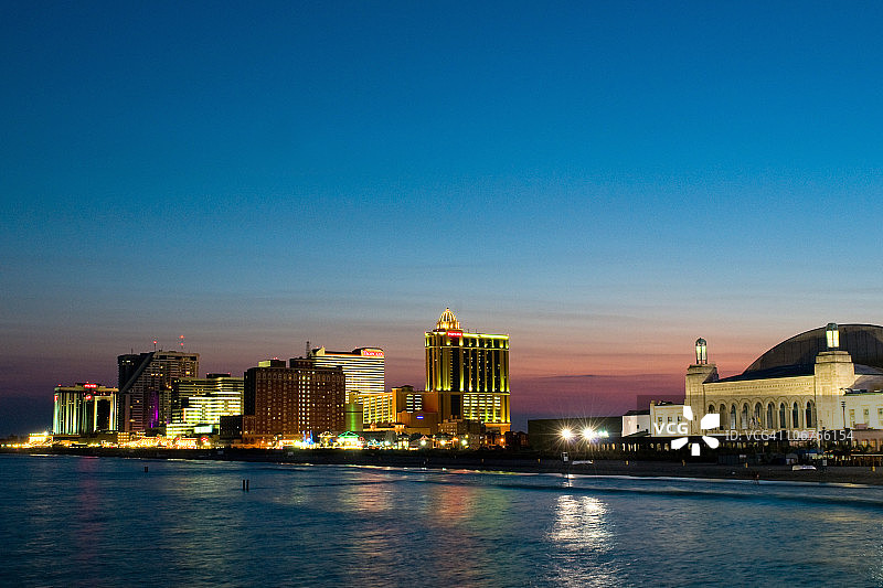 黄昏时分的大西洋城木板路图片素材