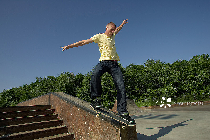 滑板公园里的滑板技巧图片素材