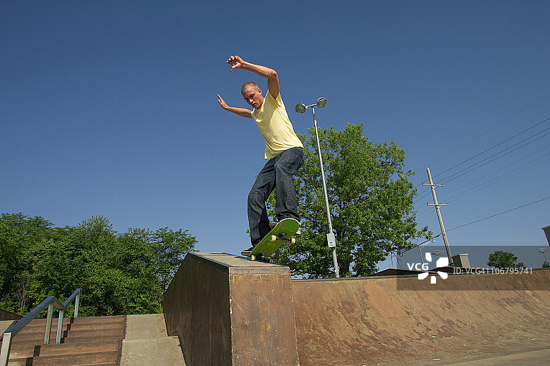 滑板公园里的滑板运动员在玩技巧图片素材