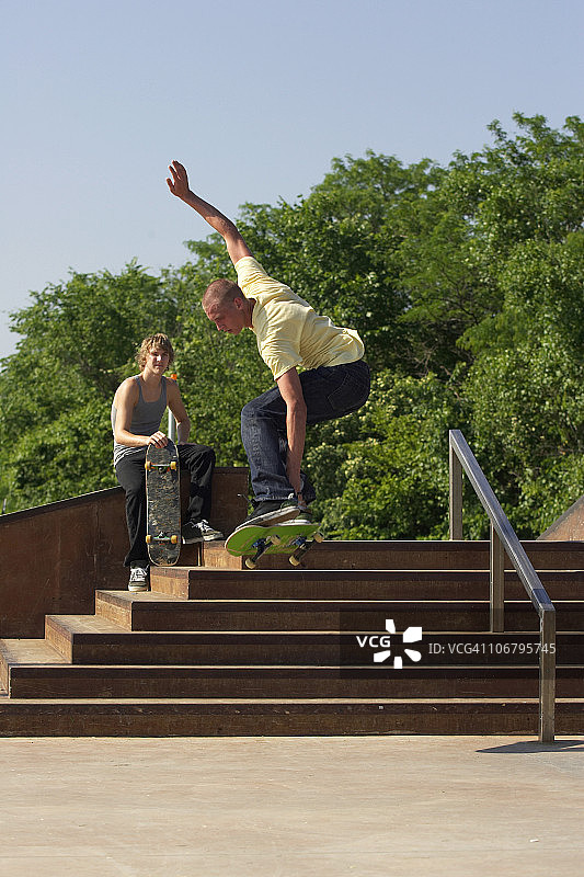 两名男子在滑板公园的楼梯上玩滑板图片素材