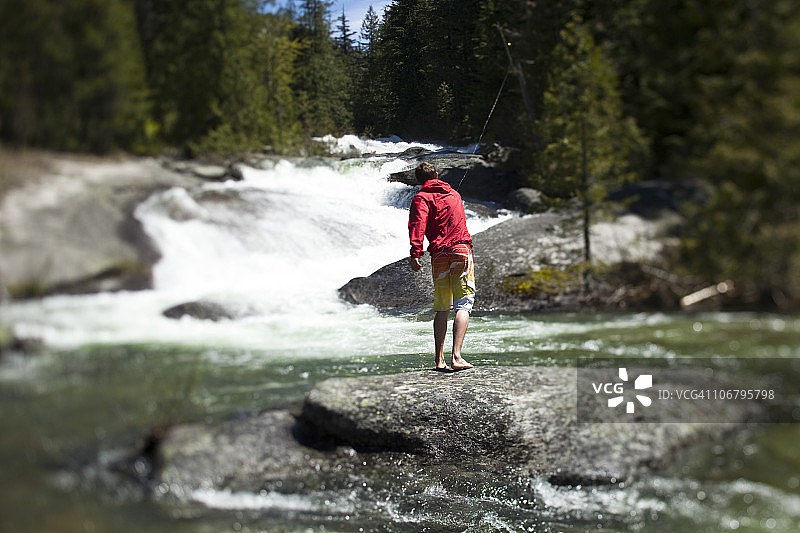 年轻男人在爱达荷州的河里钓鱼图片素材