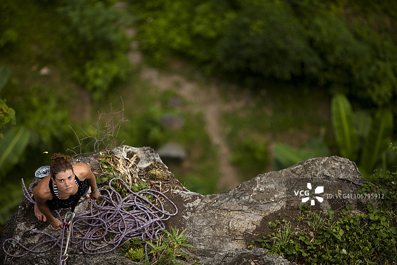 在亚洲乡村，从60米高的保护站向上看的白人女登山者图片素材
