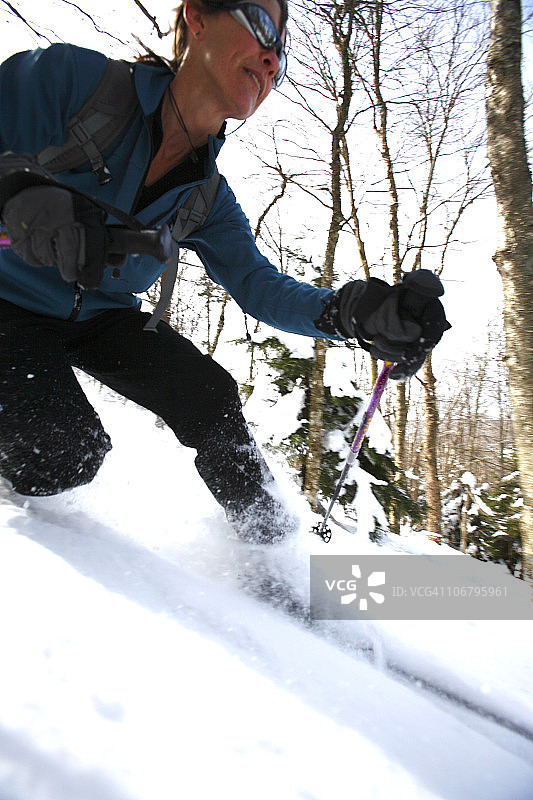 女人在西弗吉尼亚州享受野外滑雪图片素材
