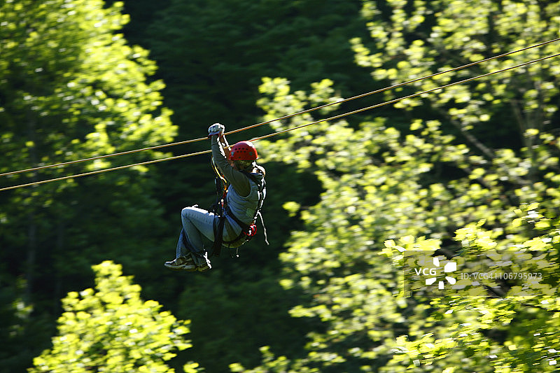 在北卡罗来纳州阿什维尔附近的森林之旅中，一名女子穿过森林树冠图片素材