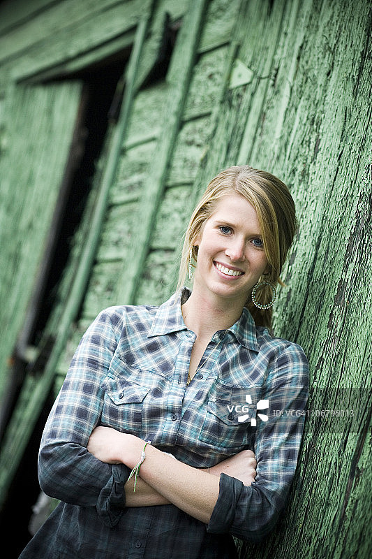 在北卡罗来纳州夏洛特市，青少年倚靠着废弃的棚屋图片素材