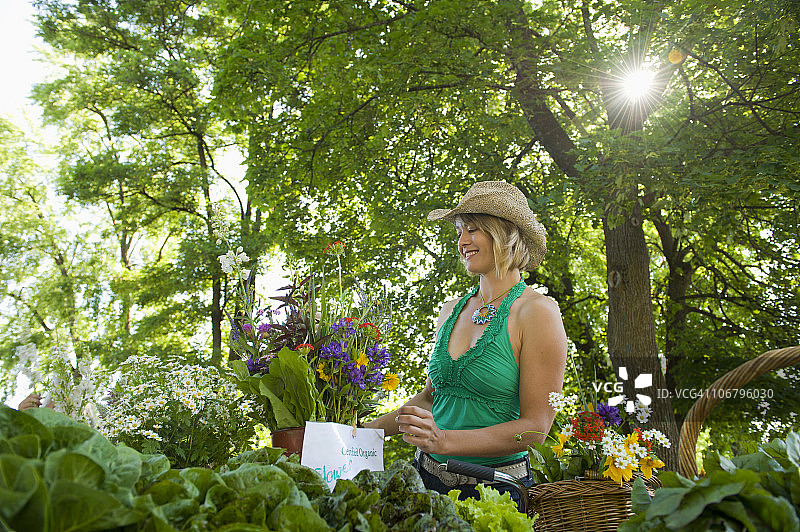 年轻女人在农贸市场挑选鲜花图片素材