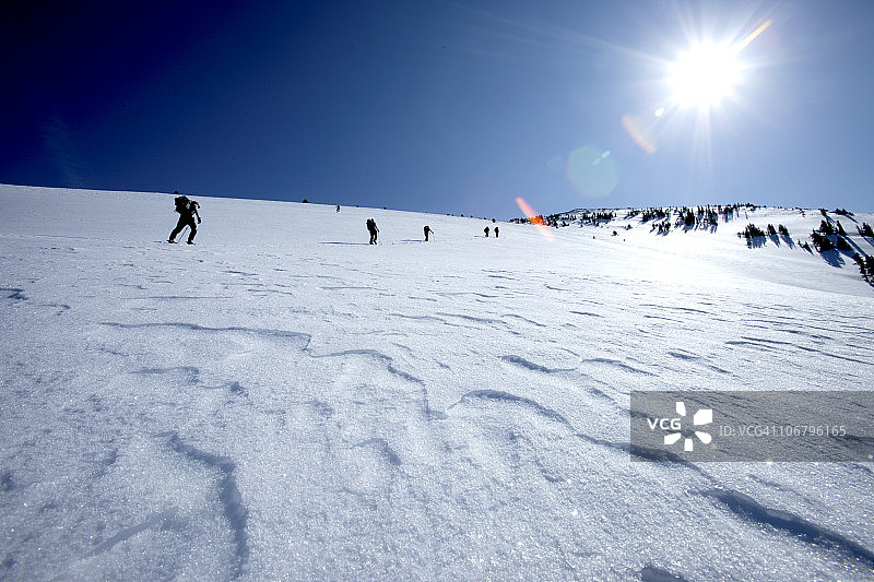蓝天下徒步旅行的六名男子剪影图片素材