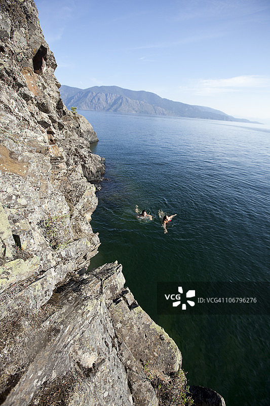 在爱达荷游泳的两个女人图片素材