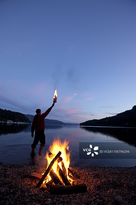 在爱达荷州篝火后方的孤独身影图片素材