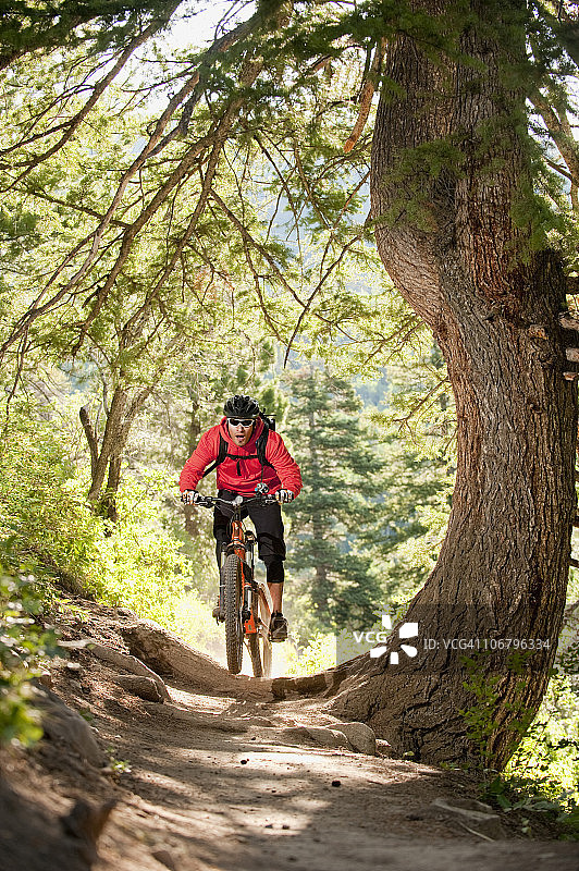 年轻人在盐湖城附近的大科顿伍德峡谷骑山地自行车图片素材