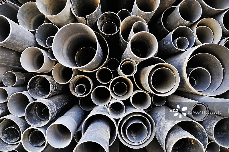 商店中堆叠的PVC管（突尼斯）图片素材