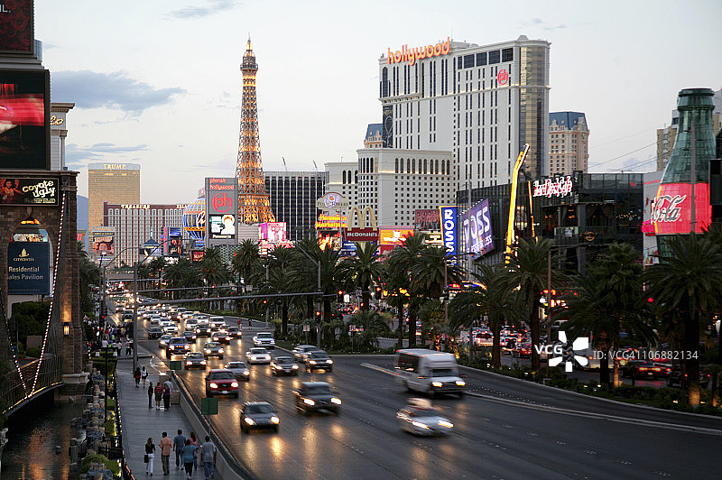 拉斯维加斯大道上的车流与灯光璀璨的酒店图片素材