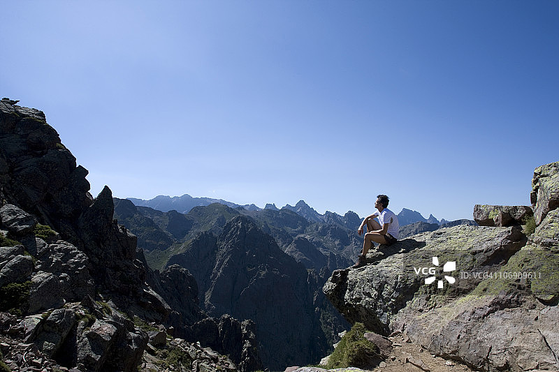 在山顶的徒步者图片素材