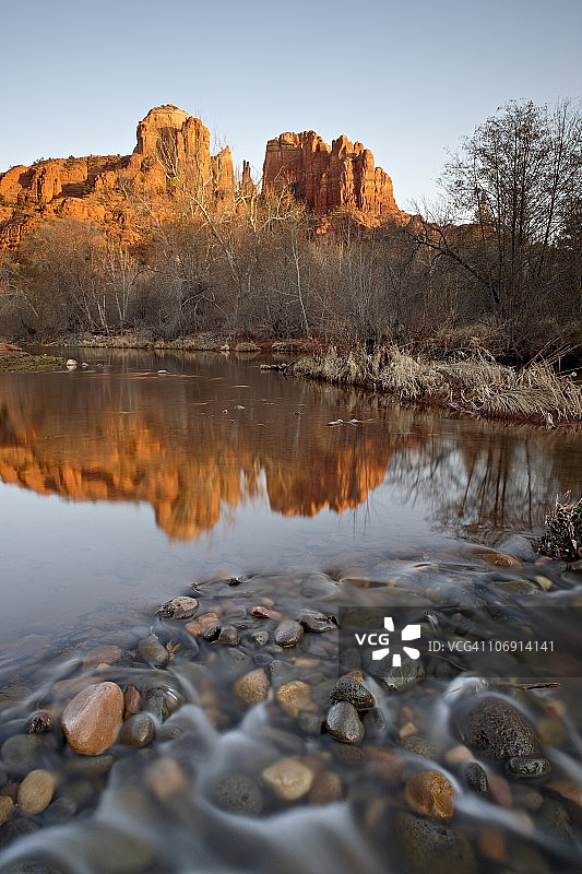 美国亚利桑那州可可尼诺国家森林新月月野餐区橡树溪中的大教堂岩倒影图片素材