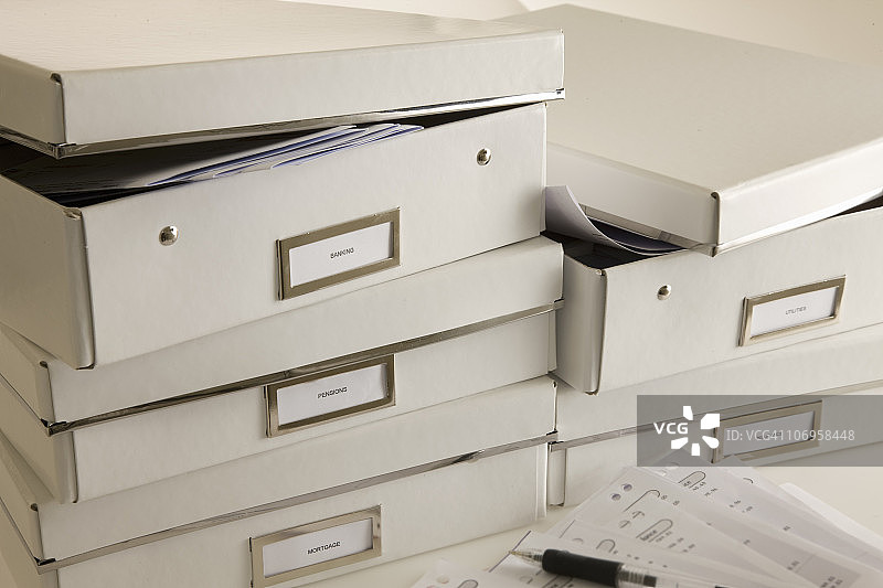 装有重要文件的白色盒式档案图片素材