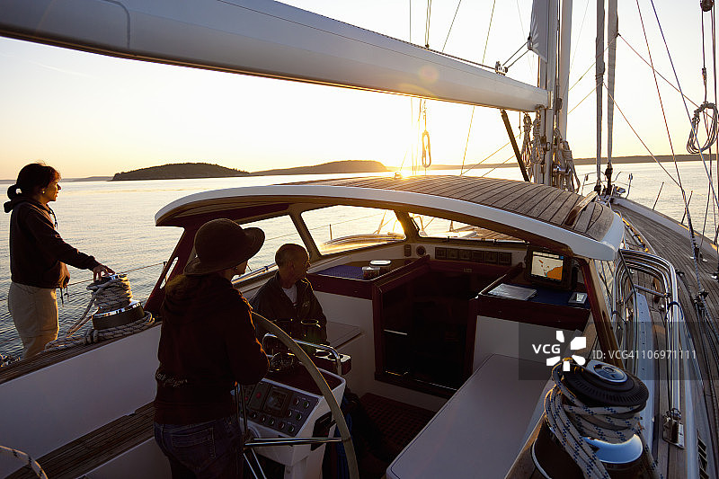 在62英尺船上的中年水手图片素材