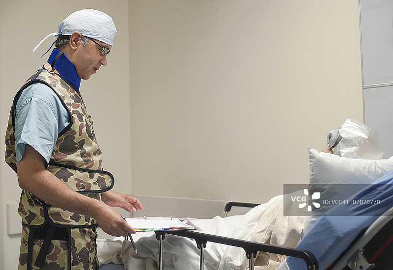 麻醉师与病人交谈图片素材