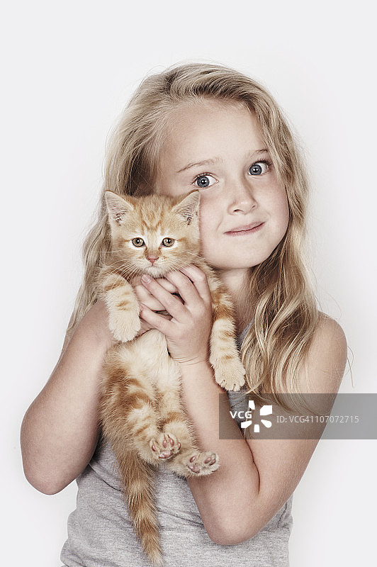 女孩拥抱宠物猫肖像图片素材