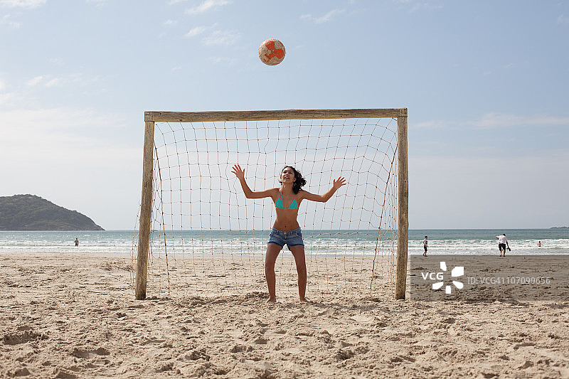 沙滩上的足球图片素材