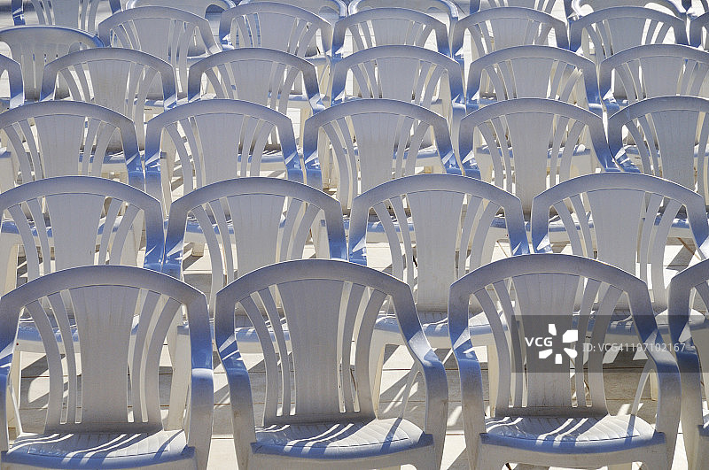 户外排列的白色塑料椅图片素材