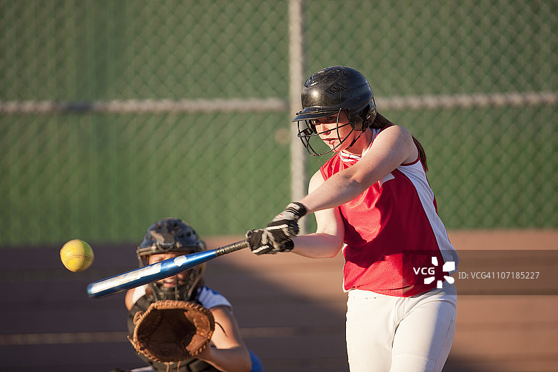 女子垒球运动员击球图片素材