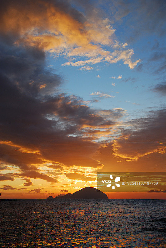 从波拉拉湾看阿利库迪岛和菲利库迪岛 - 西西里岛图片素材