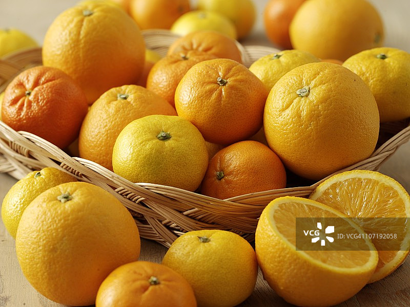 木桌上的小篮子里的橙子图片素材