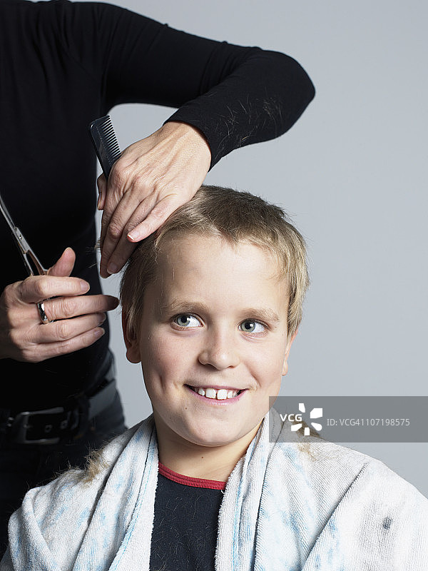 女人给男孩理发图片素材