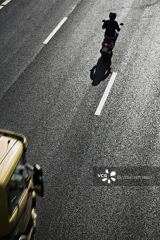 道路上的汽车和摩托车高角度视图图片素材