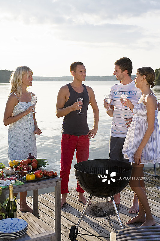 四个人戴着眼镜站在码头上图片素材