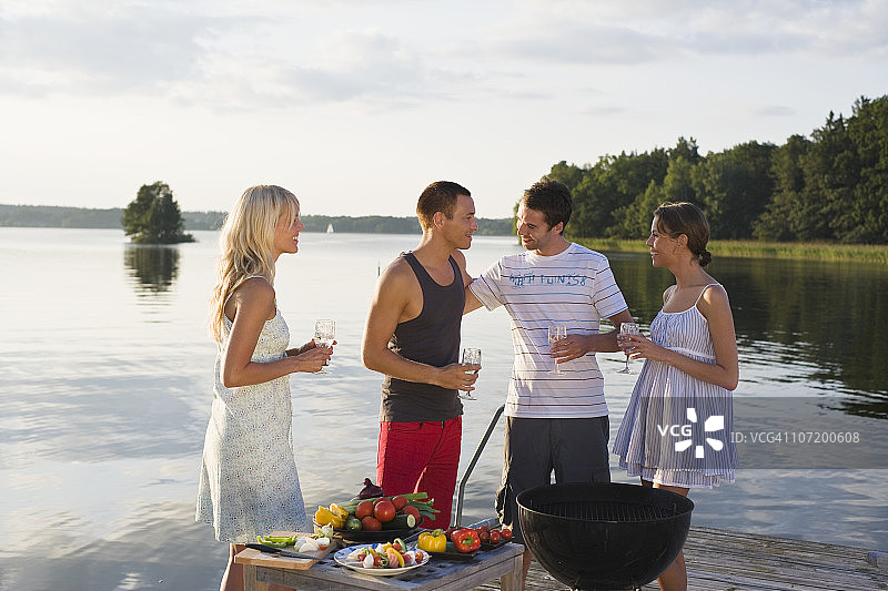 四个人戴着眼镜站在码头上图片素材