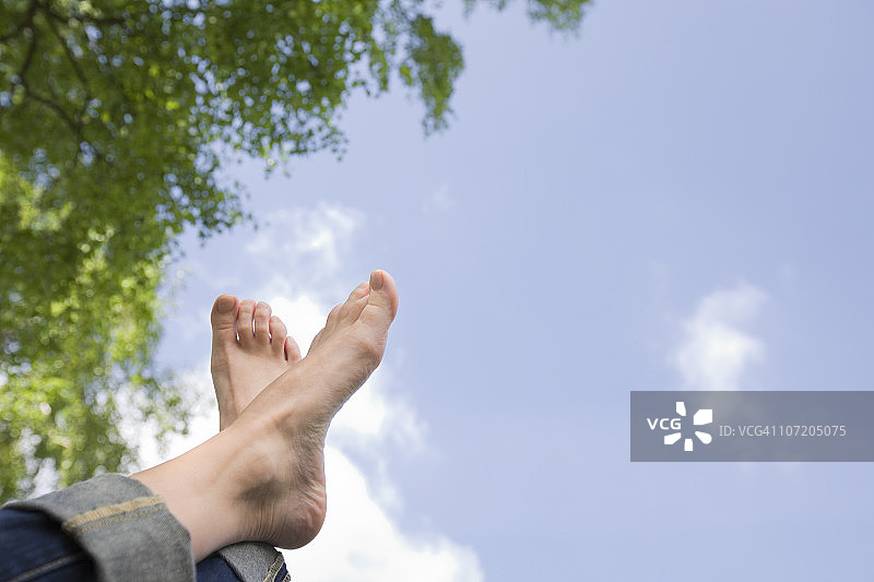 双腿抬起放松的女人图片素材